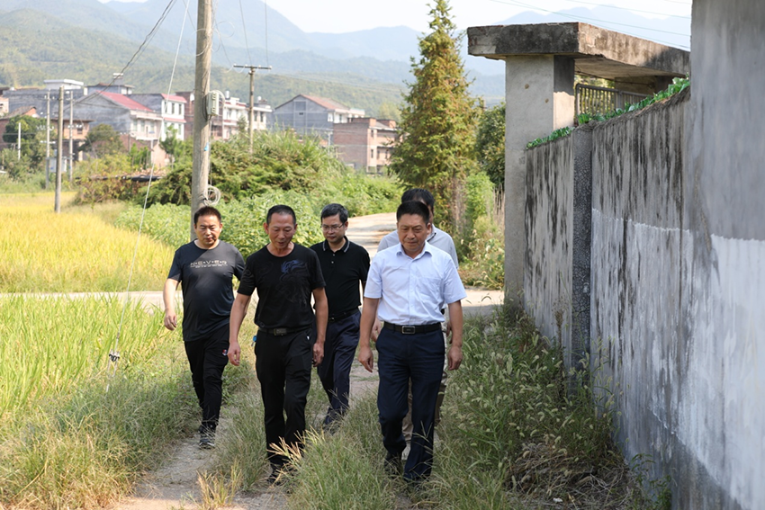 华亿体育党委书记张格林赴高水村开展乡村振兴专题调研