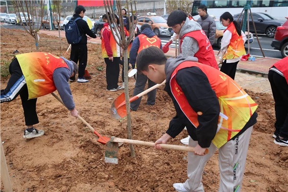 “我在株洲有棵树”—华亿体育团委组织开展学雷锋活动月之植树活动